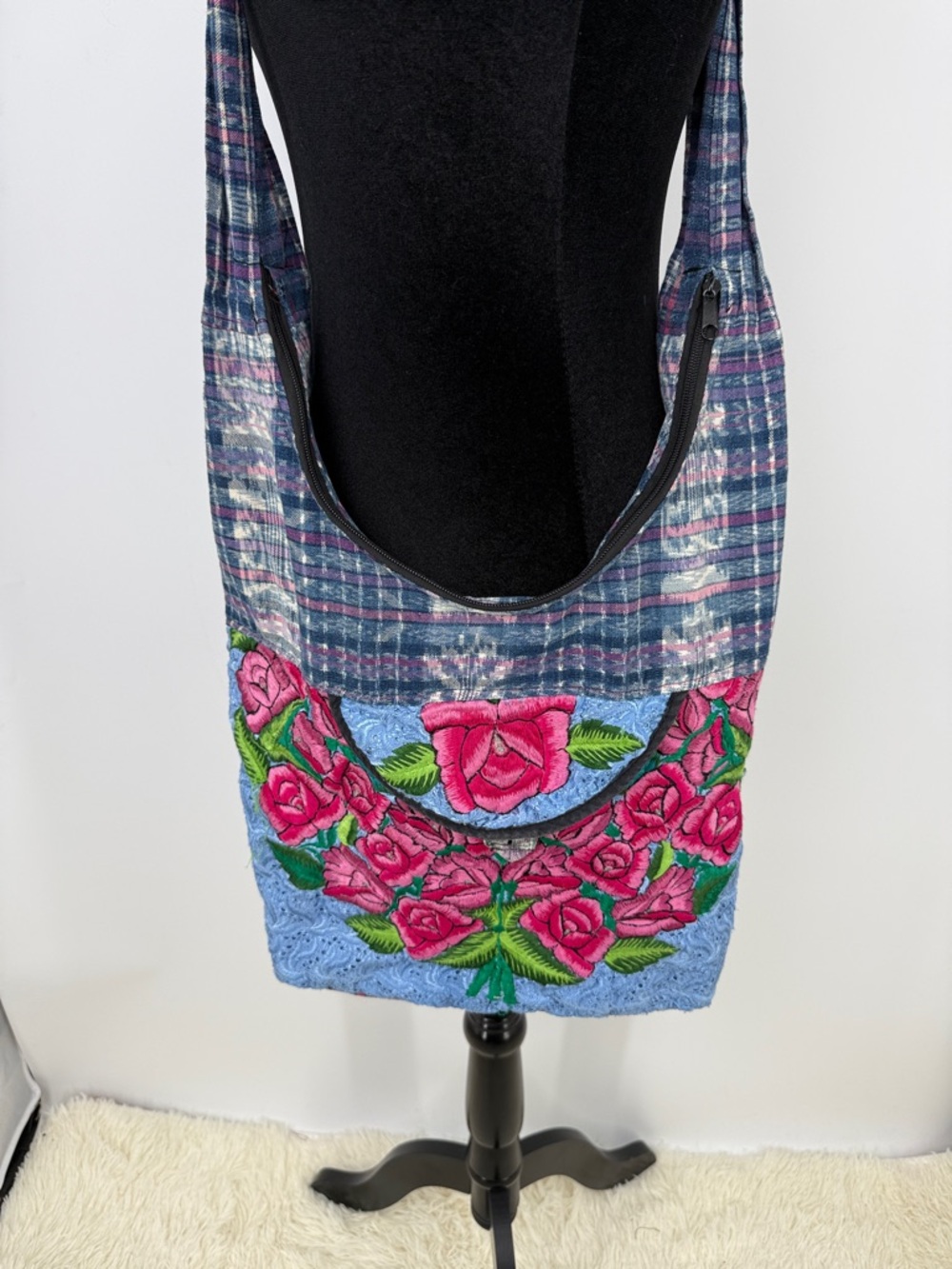 handmade hobo bag featuring Guatemalan embroidery floral design - Picture 2 of 11